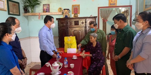 Công ty TNHH MTV Xổ số Kiến thiết Long An thăm Mẹ Việt Nam Anh hùng tại huyện Đức Huệ