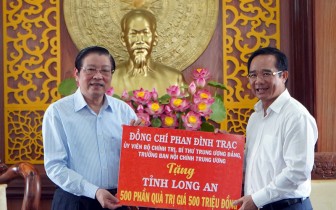 Trưởng Ban Nội chính Trung ương Phan Đình Trạc thăm, tặng quà Tết tại Long An