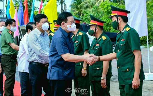 Chủ tịch Quốc hội Vương Đình Huệ thăm, chúc Tết cán bộ, chiến sĩ Tiểu đoàn U Minh 2