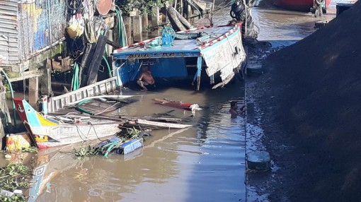 Vĩnh Long: Sà lan mất lái húc chìm ghe cá, 1 phụ nữ bị thương