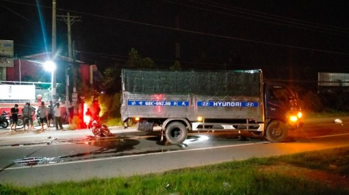Xe máy va chạm xe tải trên Quốc lộ 50 khiến một người tử vong