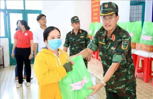 Lực lượng vũ trang Quân khu 9 tặng quà cho hộ nghèo tại Vĩnh Châu, Sóc Trăng
