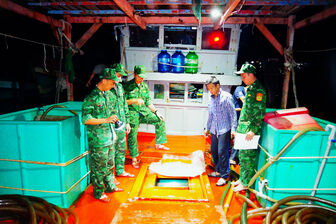 Cà Mau: Khen thưởng đột xuất Bộ đội Biên phòng chống buôn lậu