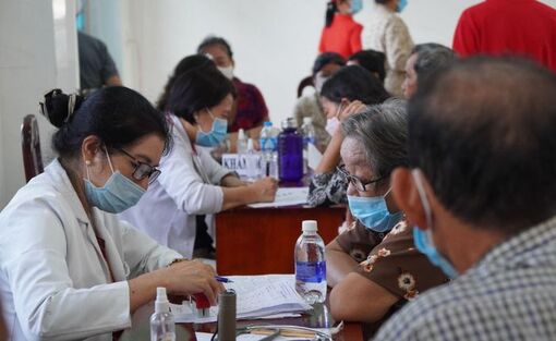 Khám bệnh và cấp thuốc miễn phí cho người dân khó khăn tại Tiền Giang