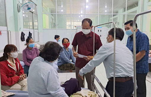 Bí thư Huyện ủy, Chủ tịch UBND huyện Châu Phú Trần Thanh Nhã thăm các y, bác sĩ và bệnh nhân đêm giao thừa