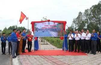 Hậu Giang khánh thành công trình 'Đường cờ Tổ quốc' đầu tiên của tỉnh