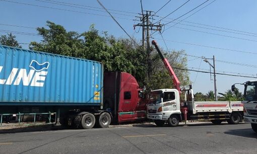 Tiền Giang: Xe container tông gãy trụ điện gây mất điện một số khu vực
