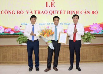 Trao Quyết định phê chuẩn kết quả bầu chức vụ Phó Chủ tịch UBND tỉnh Đồng Tháp