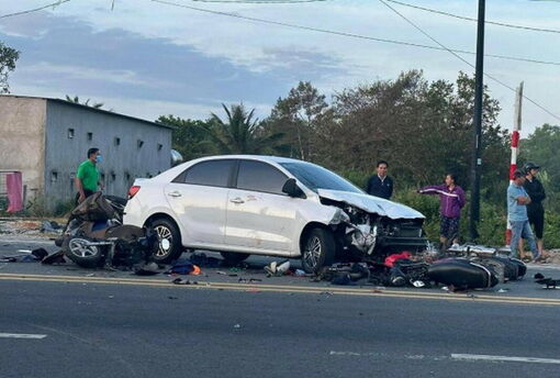 Kiên Giang: Ô tô va chạm với 3 xe máy làm 2 người tử vong và 5 người bị thương