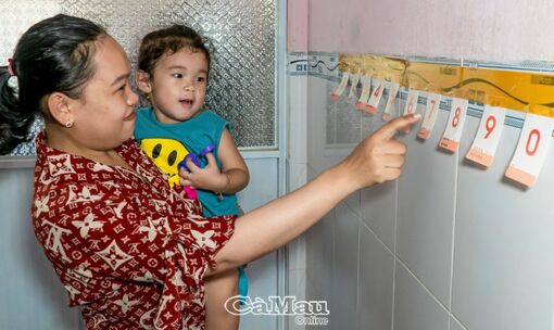 Cà Mau: Bé gái hơn 2 tuổi đã biết đọc chữ