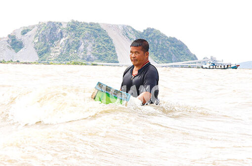 Ông mù hơn 20 năm lặn biển mưu sinh