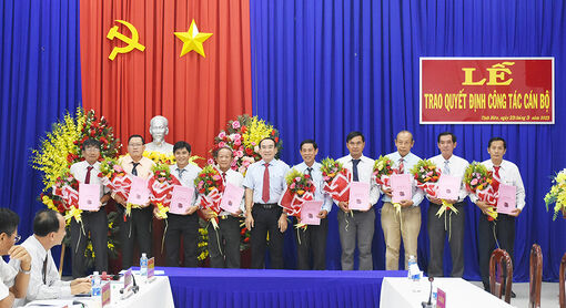 Ban Thường vụ Huyện ủy Tịnh Biên trao quyết định công tác cán bộ
