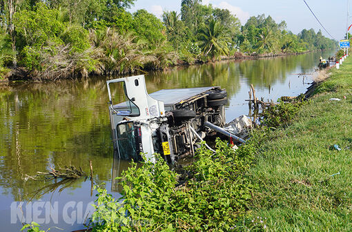 Kiên Giang: Xe tải lao xuống kênh ở Vĩnh Thuận