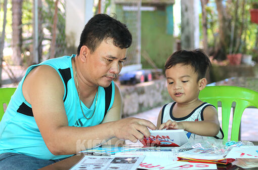 Kiên Giang: Bé 4 tuổi tự đọc chữ tiếng Việt và tiếng Anh