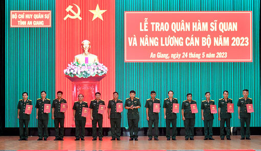 Trao quân hàm sĩ quan và nâng lương cán bộ