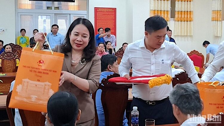 Phó Chủ tịch nước Võ Thị Ánh Xuân thăm, tặng quà tại Cà Mau