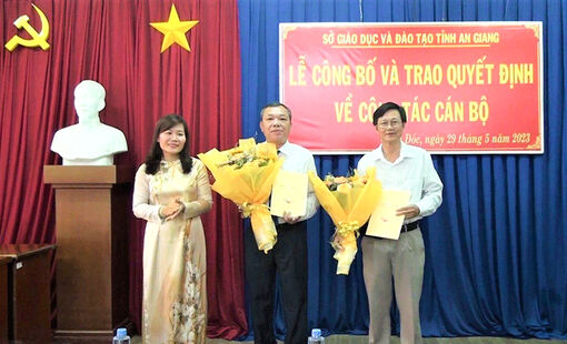 Giám đốc Sở Giáo dục và Đào tạo An Giang trao quyết định 2 cán bộ ở TP. Châu Đốc