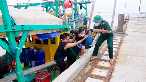 Sóc Trăng: Kịp thời cứu 5 ngư dân bị nạn trên biển đưa vào bờ an toàn