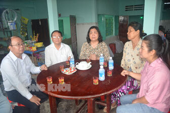 Bến Tre: Phó bí thư Thường trực Tỉnh ủy Hồ Thị Hoàng Yến thăm hỏi và hỗ trợ hộ dân có nhà bị sập và tốc mái tại huyện Bình Đại