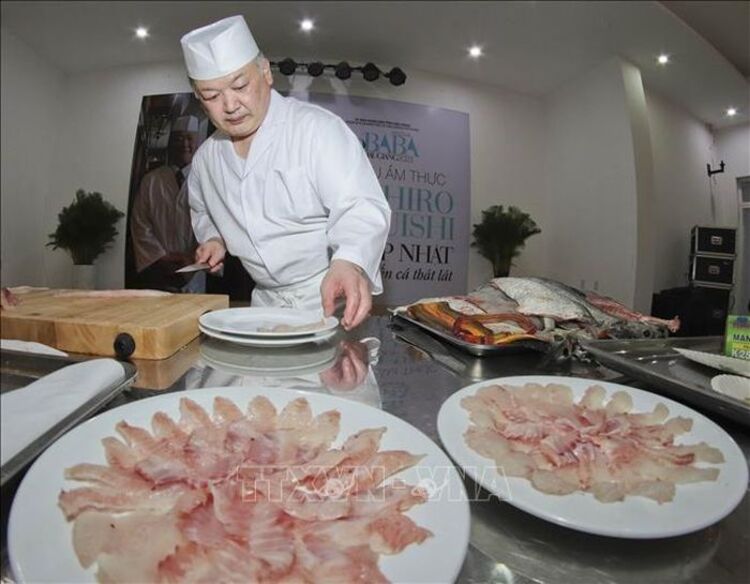 Thưởng thức món cá thát lát Hậu Giang từ đầu bếp người Nhật