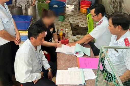 Bạc Liêu: Bắt quả tang cơ sở kinh doanh mua bán tôm nguyên liệu bơm tạp chất